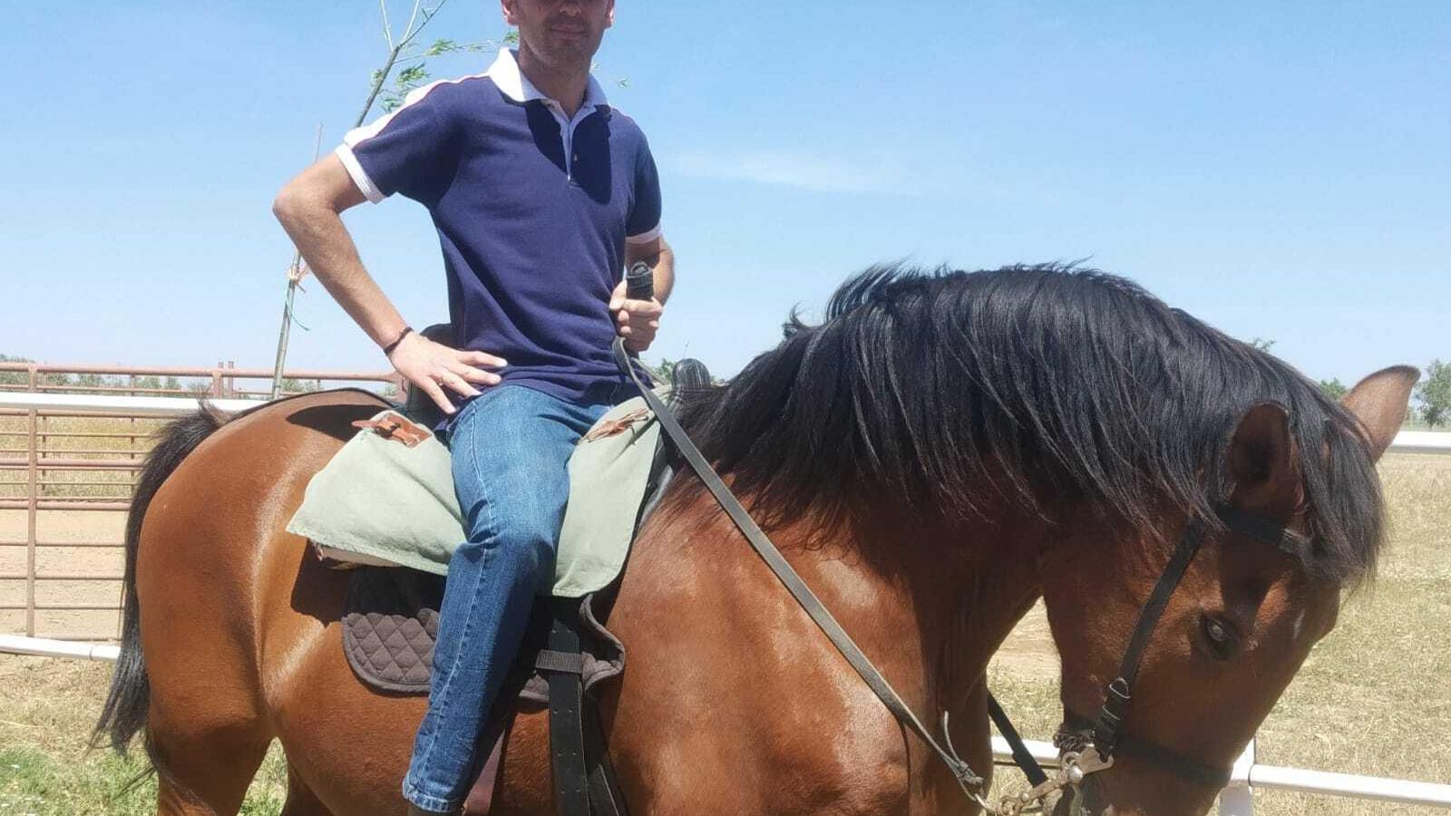 José Manuel Flores, montando a caballo.