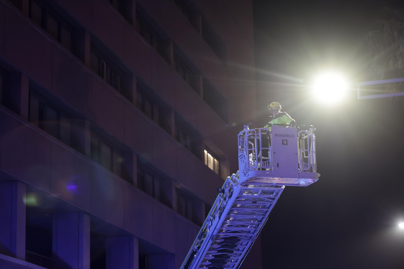 Las imágenes del incendio en el Hotel Isla de la Cartuja