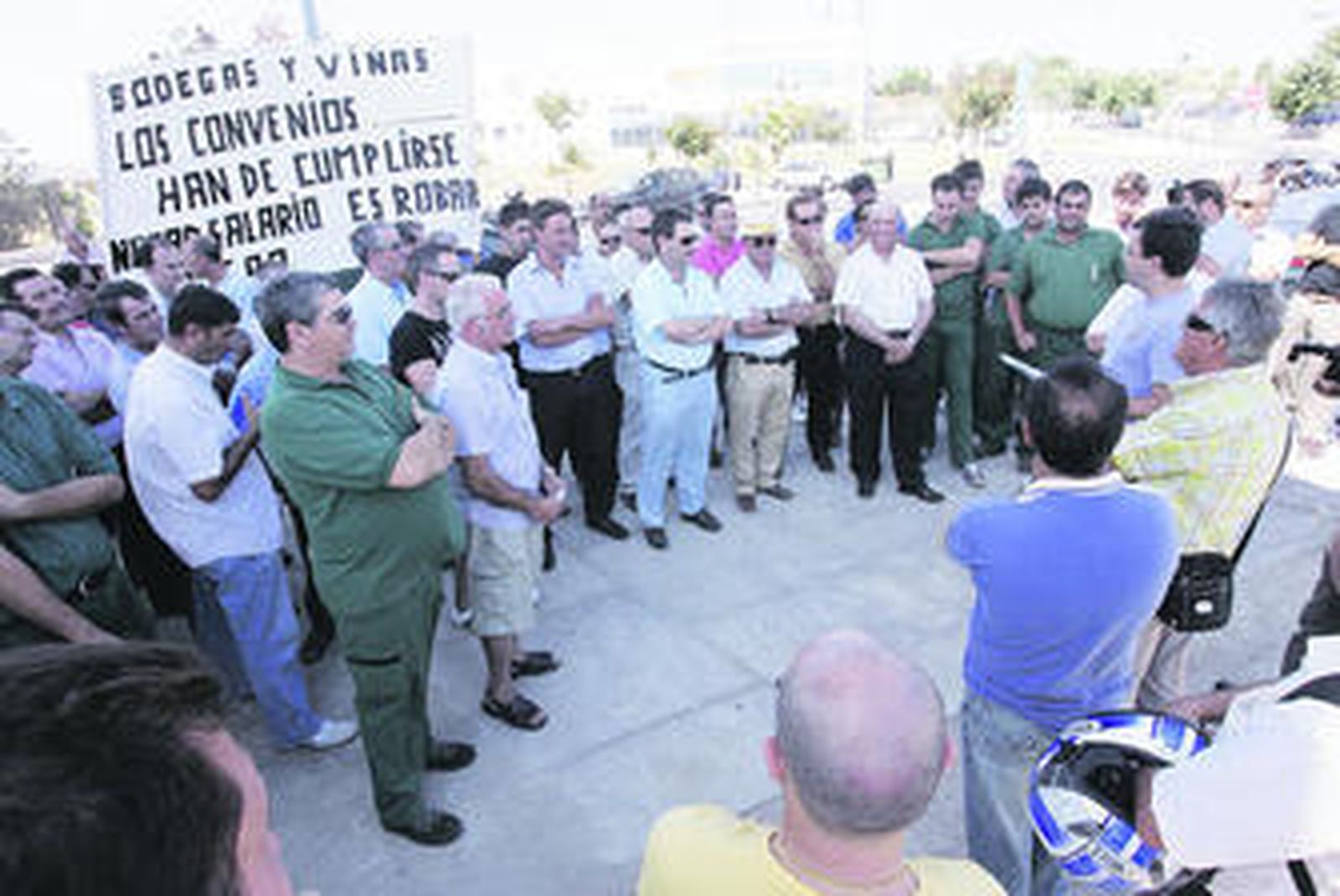 Asamblea informativo de trabajadores, ayer a la entrada de la bodega Las Copas.