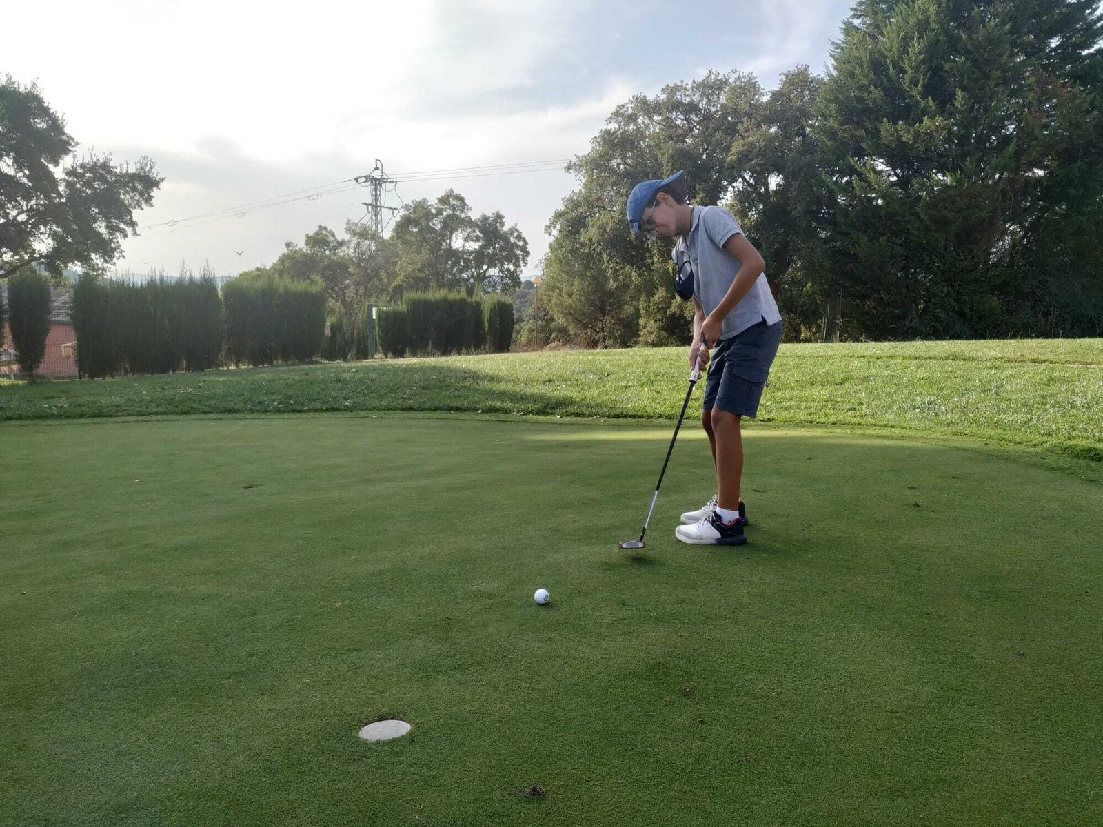 Ramón Mayoral, ganador de la prueba de Córdoba, se dispone a embocar.