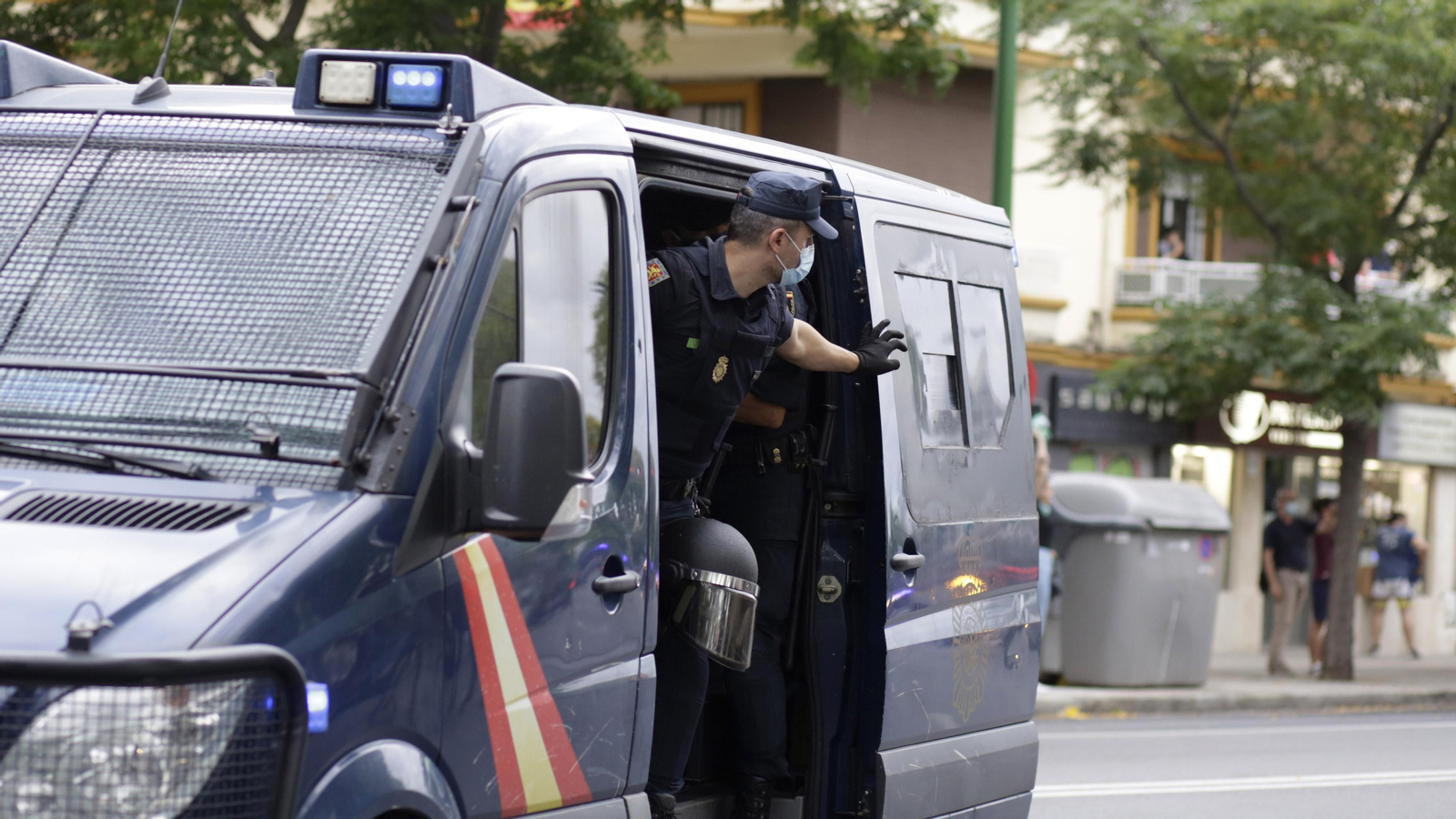 Mucha  presencia policial en el entorno del Sanchez Pizjuán  durante el derbi