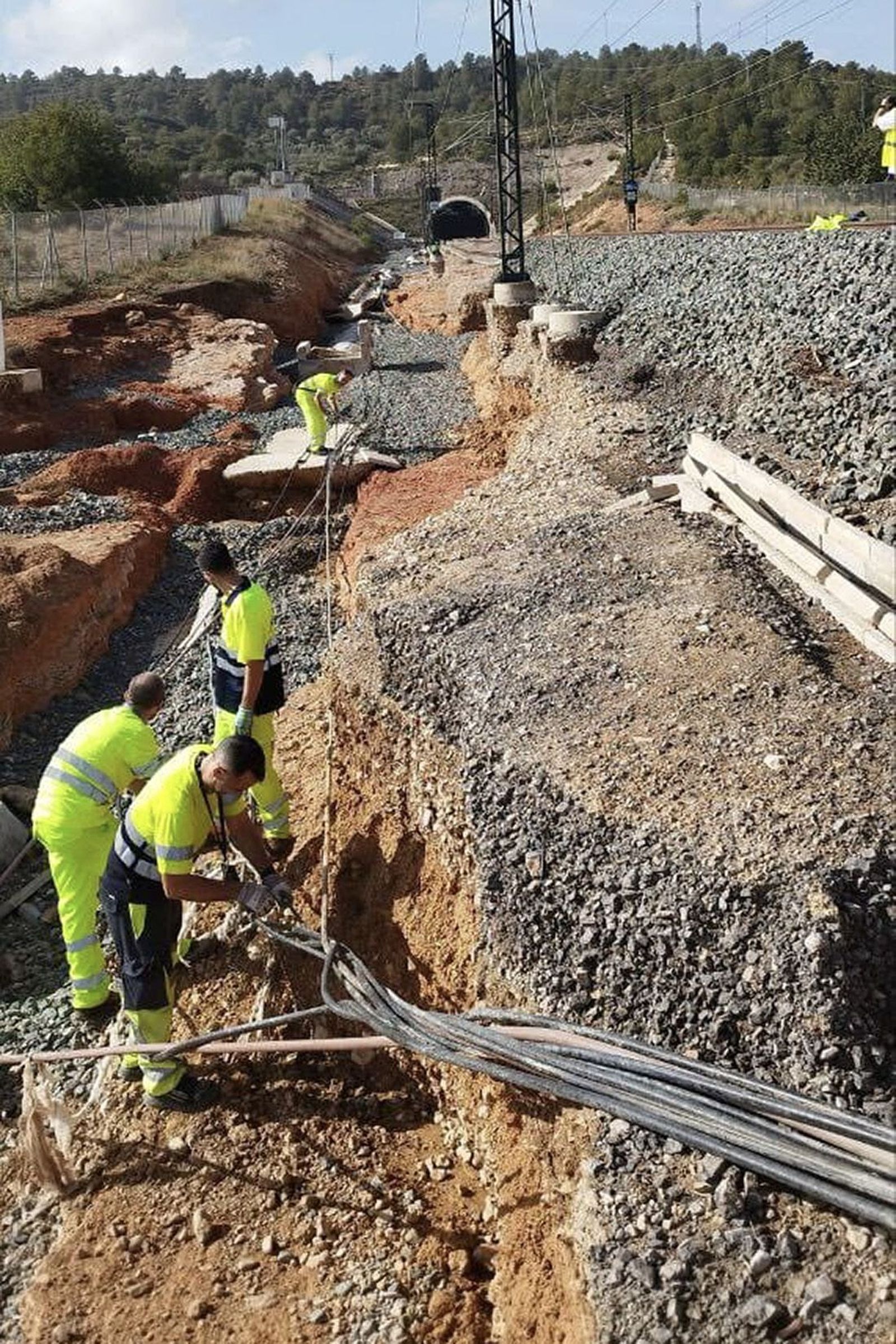 Operarios trabajan en la reposición de la vía ferroviaria en Chiva.
