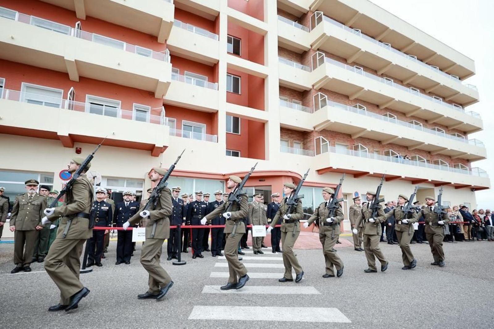 Las imágenes del día de la Subdelegación de Defensa en Cádiz y entrega de reconocimientos