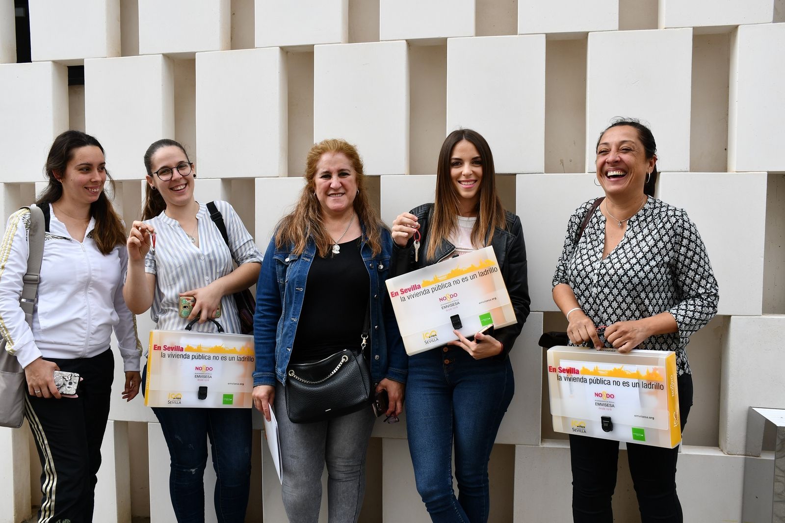 Entrega de llaves de las viviendas de Emvisesa entregadas en calle Cátodo, Pino Montano y Sevilla Este.