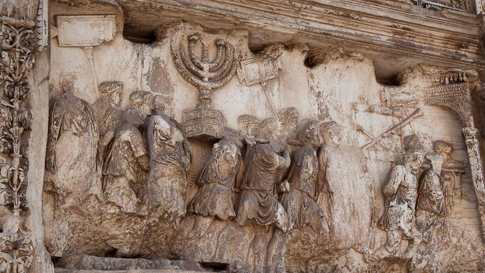 Detalle del Arco de Tito, en Roma, con la procesión triunfal de soldados portando los tesoros robados en Jerusalén Detalle del Arco de Tito, en Roma, con la procesión triunfal de soldados portando los tesoros robados en Jerusalén