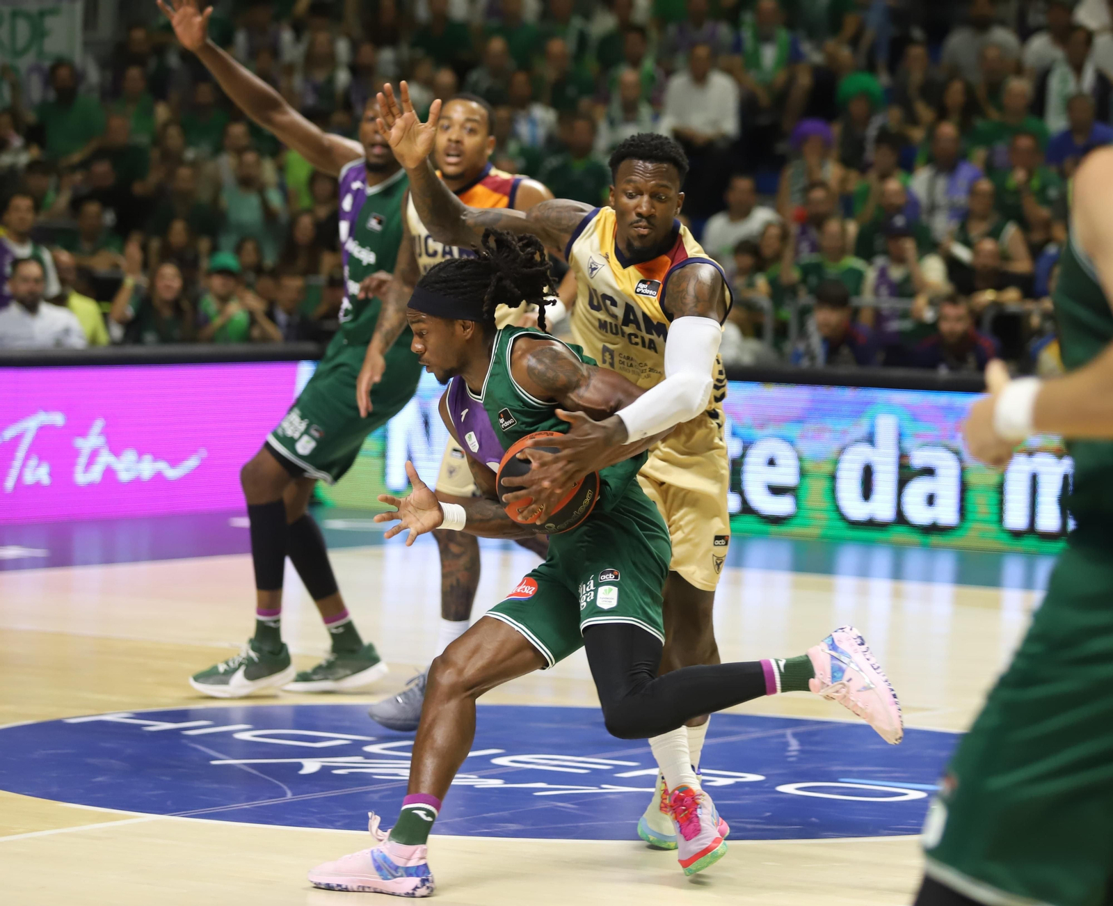 El quinto partido entre el Unicaja y el UCAM Murcia, en imágenes