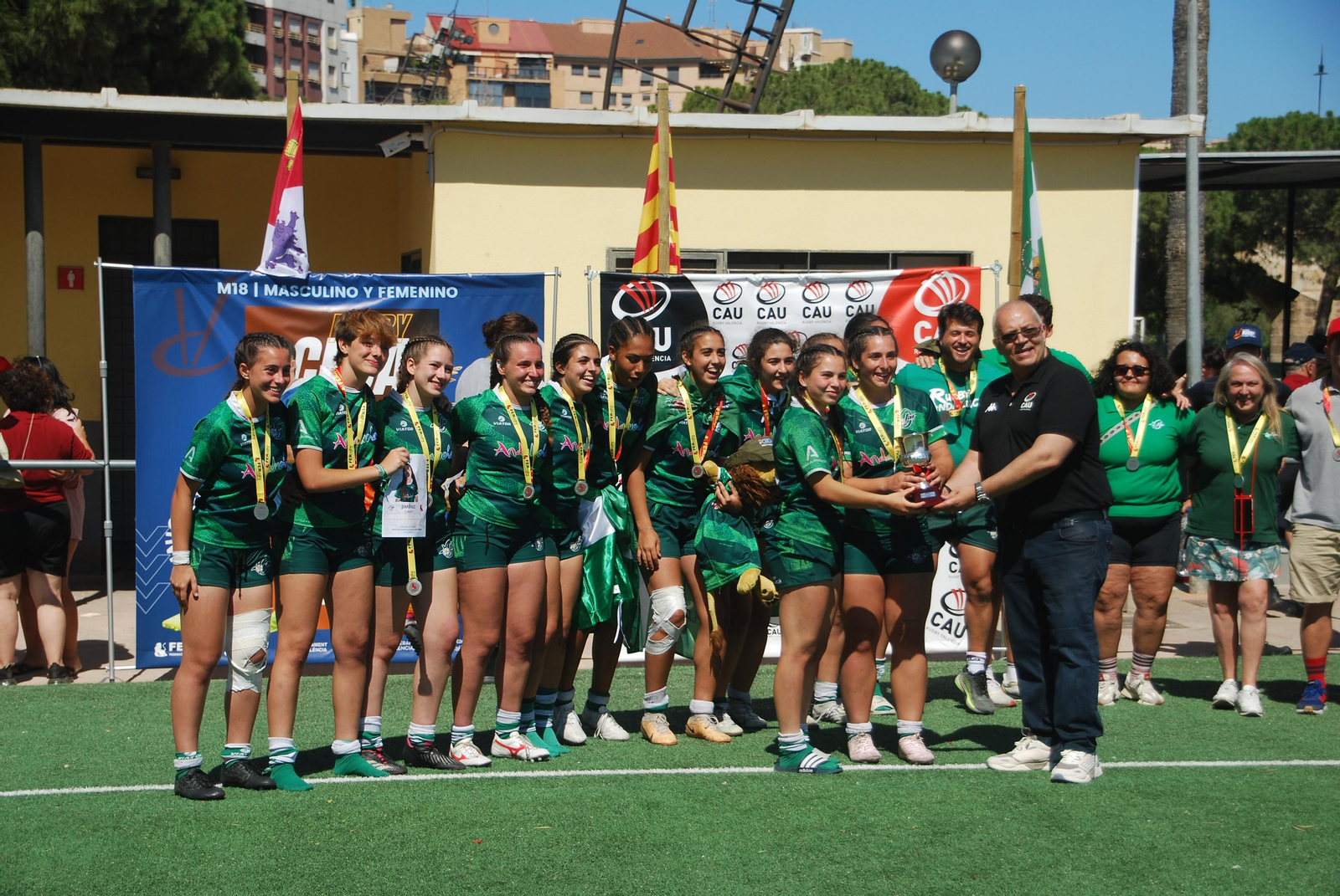El equipo andaluz celebra su medalla de plata.