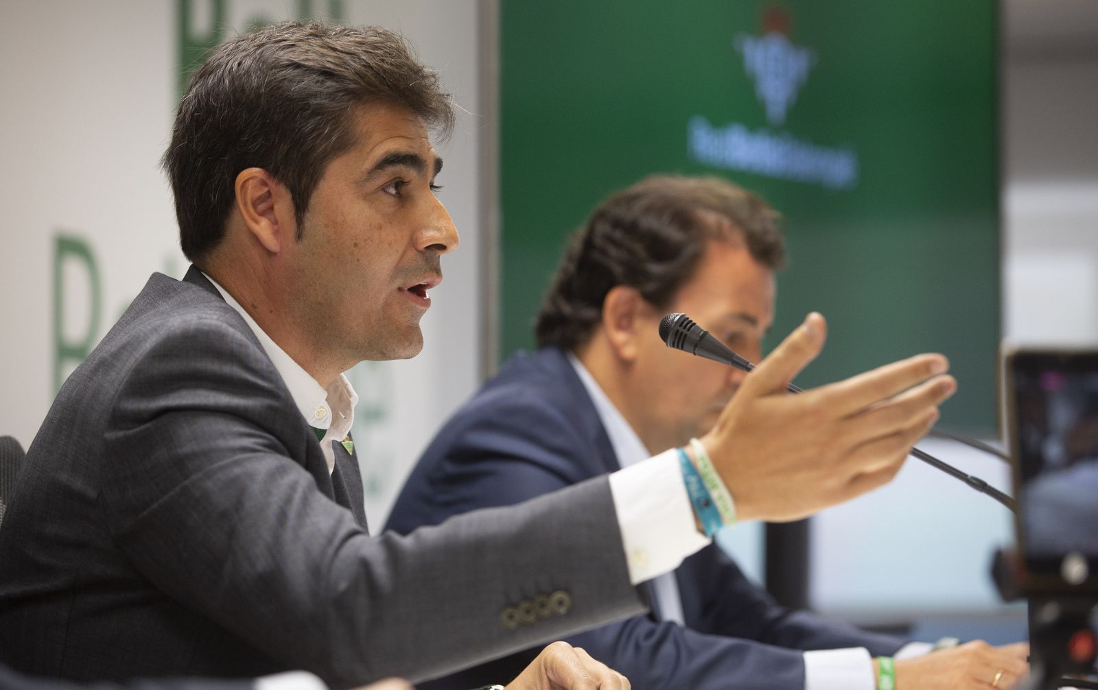 Angel Haro, con López Catalán a su lado, en una rueda de prensa.