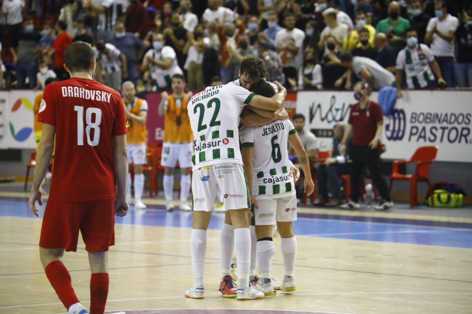 Miguelín pelea un balón con un jugador de Santa Coloma en Vista Alegre.