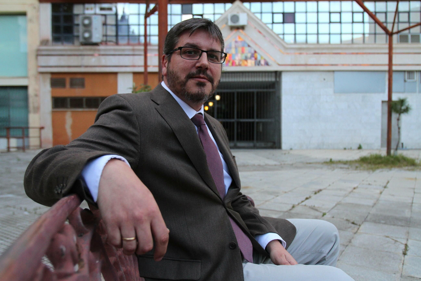 Romero está muy vinculado a la capital onubense y ha mostrado siempre su implicación con Huelva, además de su lealtad a la dirección provincial del PP.