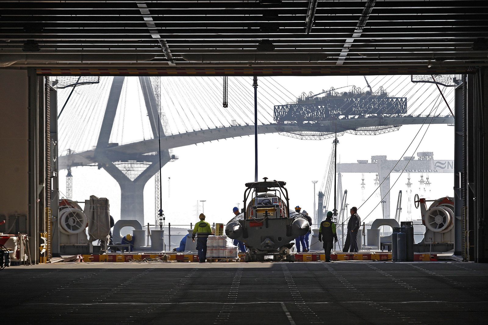 Imagen del interior de una de las cubiertas del 'Juan  Carlos  I', durante su estancia en Navantia en 2015.