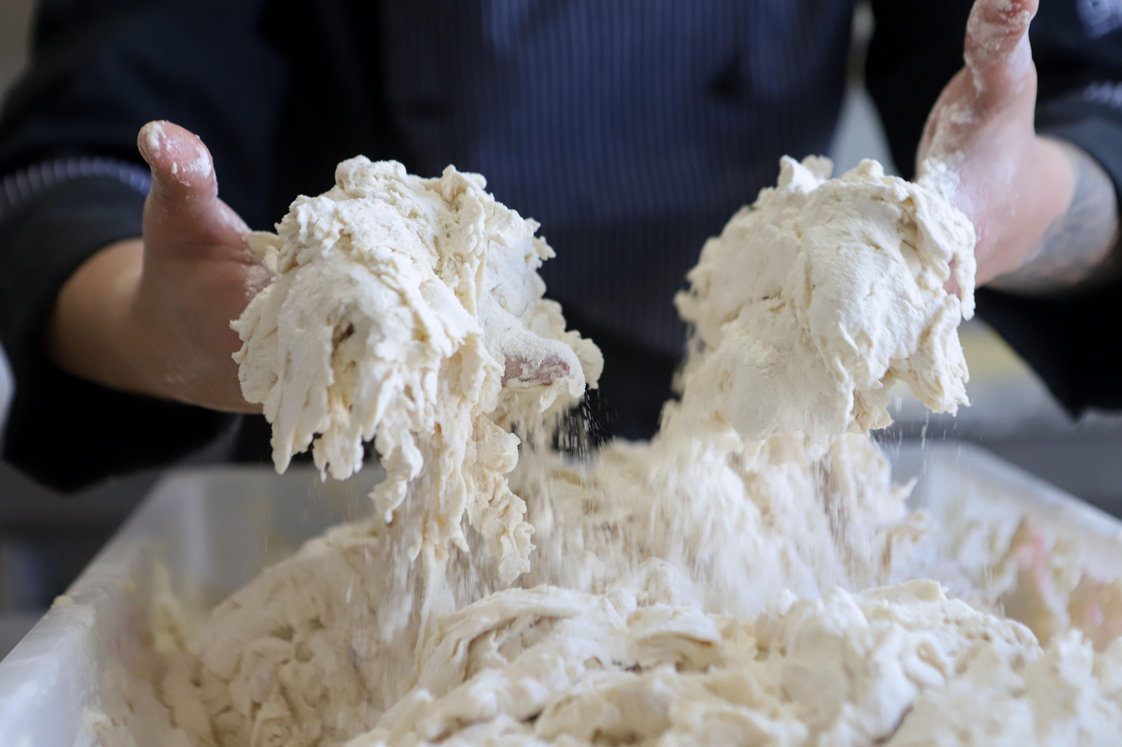Elaboración de pizzas al autentico estilo italiano en Pizzeria Napoli, en imágenes