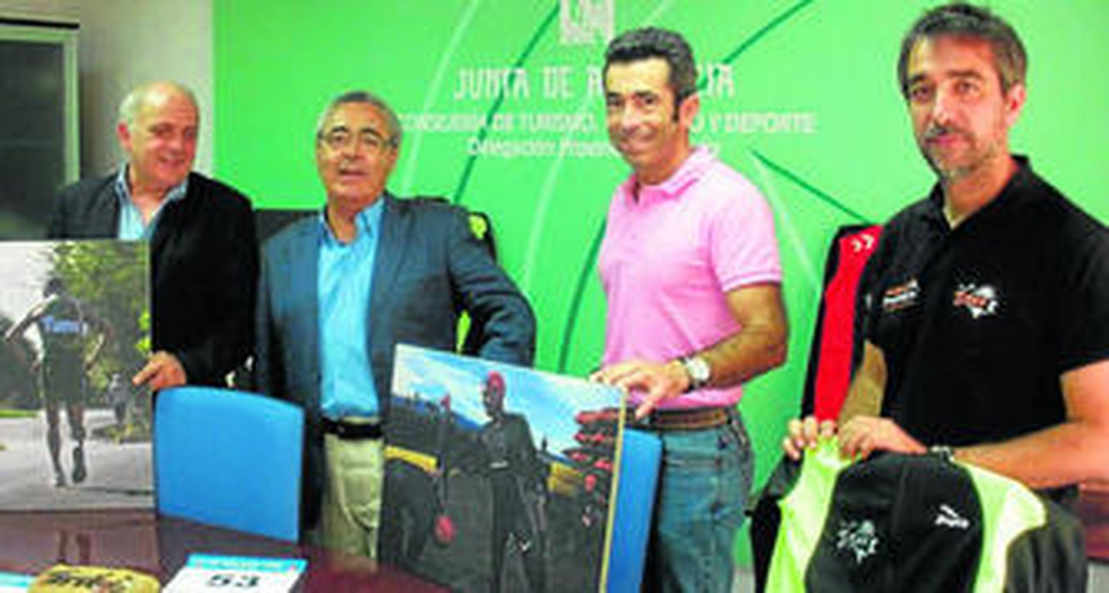 Los representantes de los ayuntamientos de Zahara y Algodonales, de la Junta y de la organización del Titán.