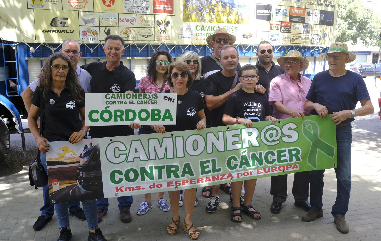 Juan Pérez llega a Córdoba en su camión tras su ruta solidaria contra el cáncer.