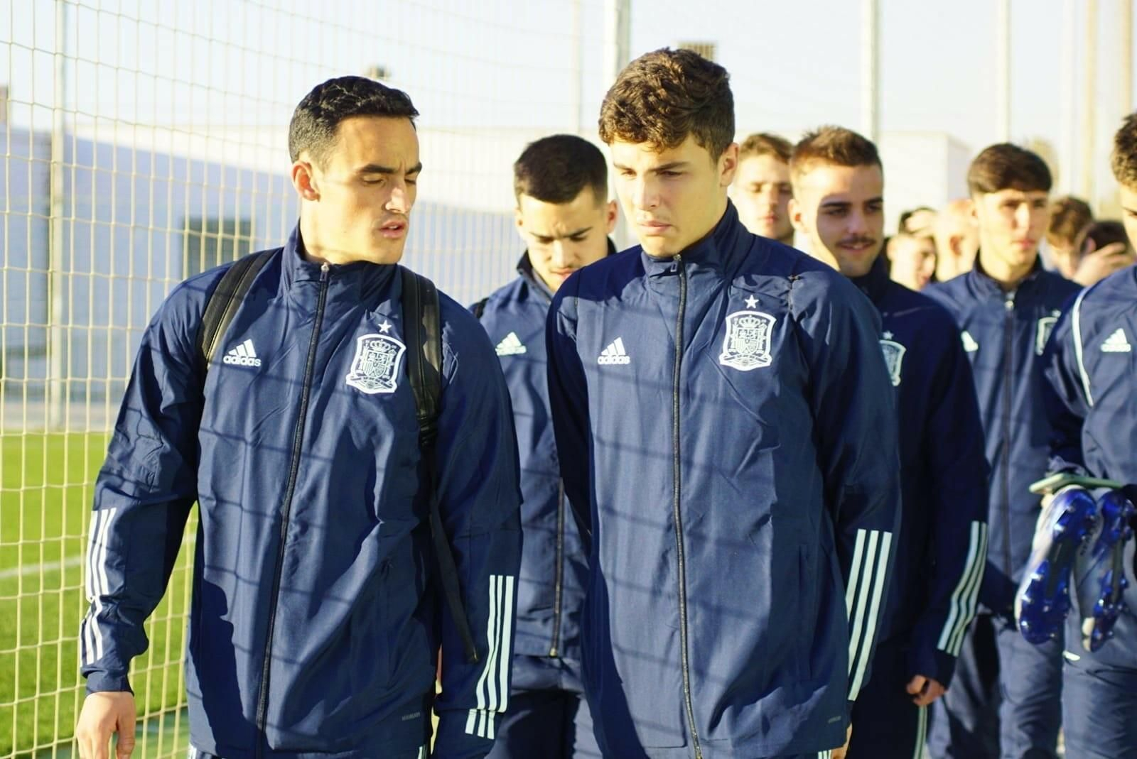 Ramón e Ismael, en segundo plano, durante la concentración con la sub 19 Ramón e Ismael, en segundo plano, durante la concentración con la sub 19