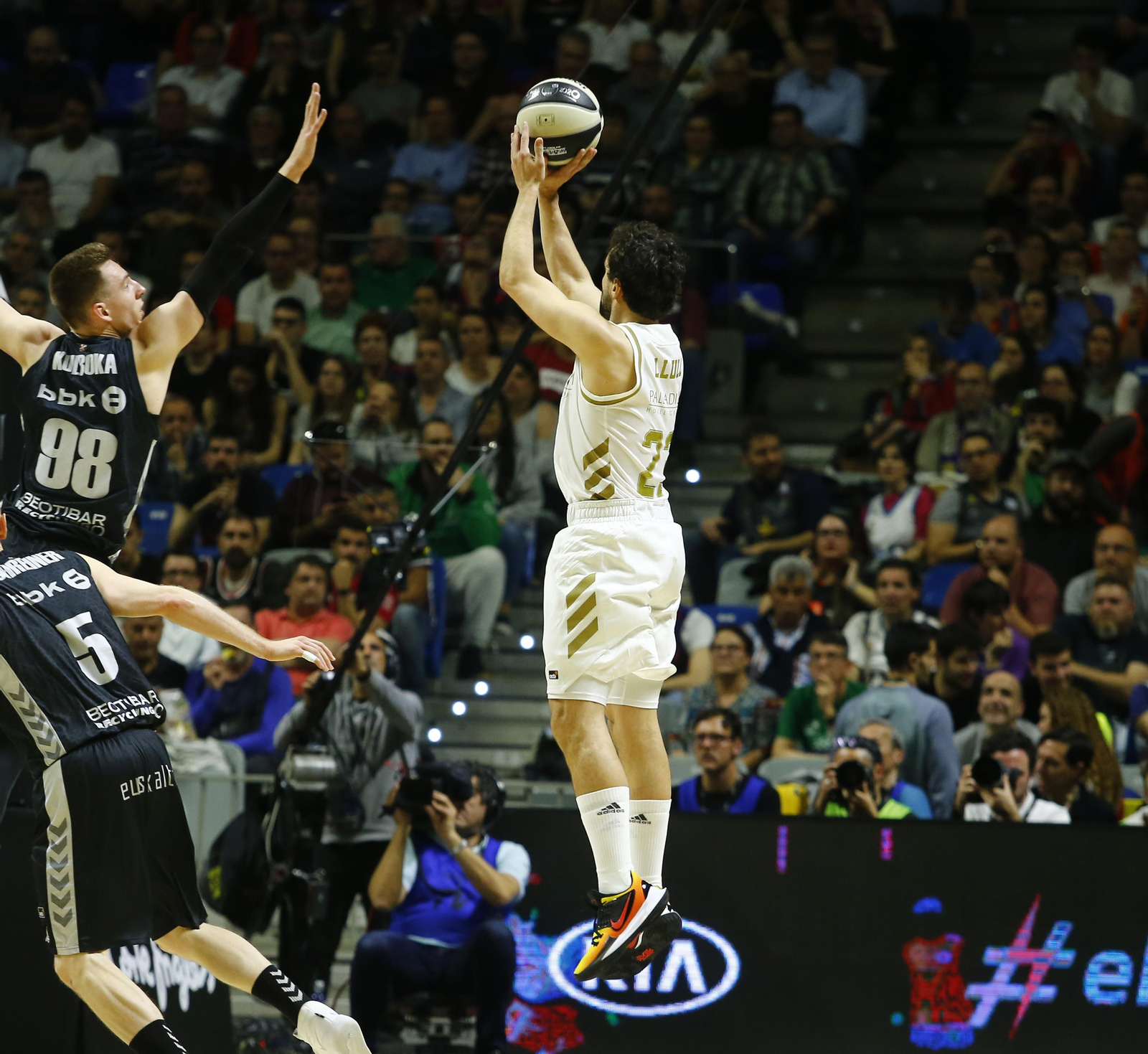 Sergio Llull lanza a canasta.