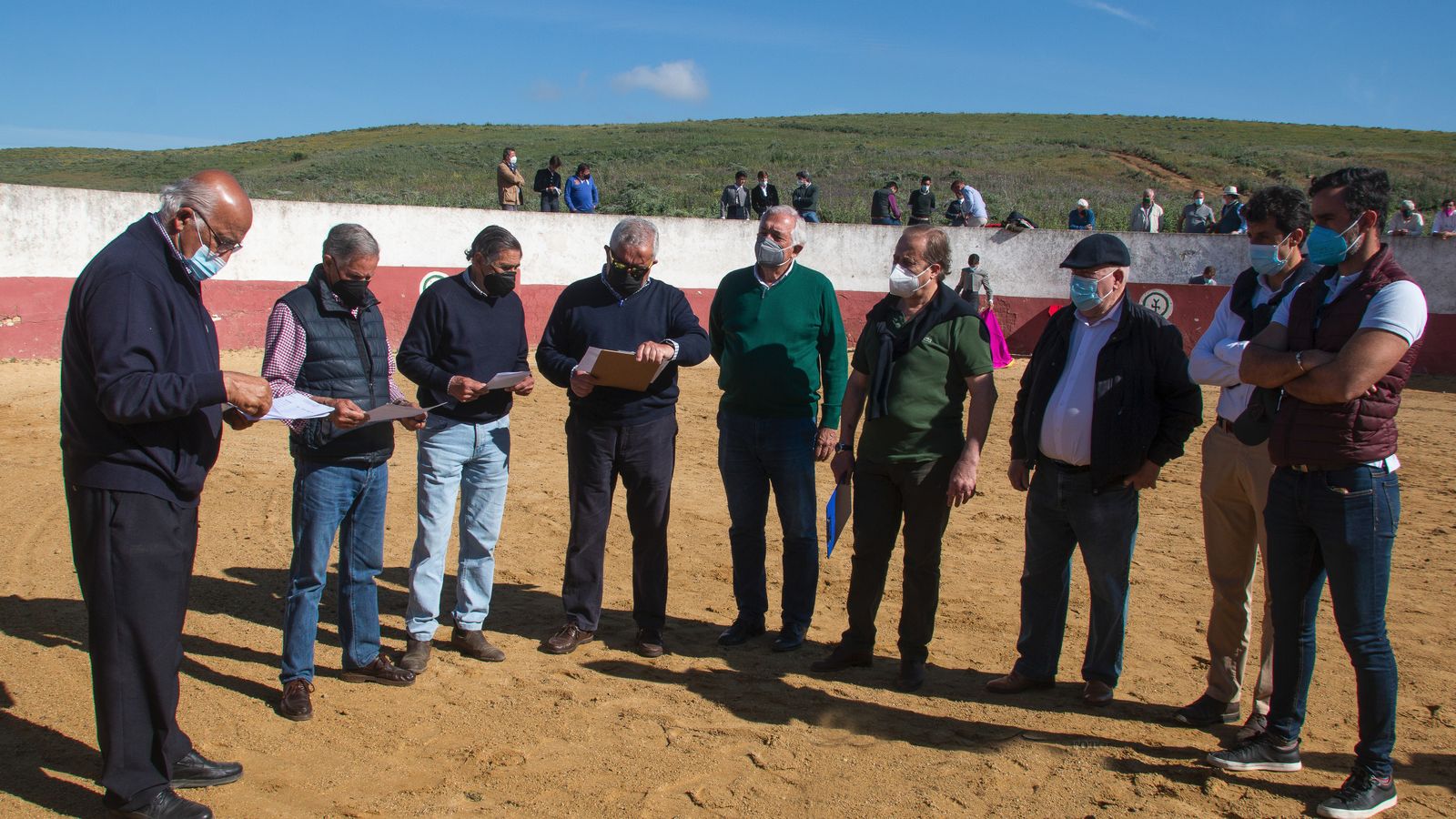 El jurado de la prueba antes de su comienzo en la finca 'La Canaleja'.