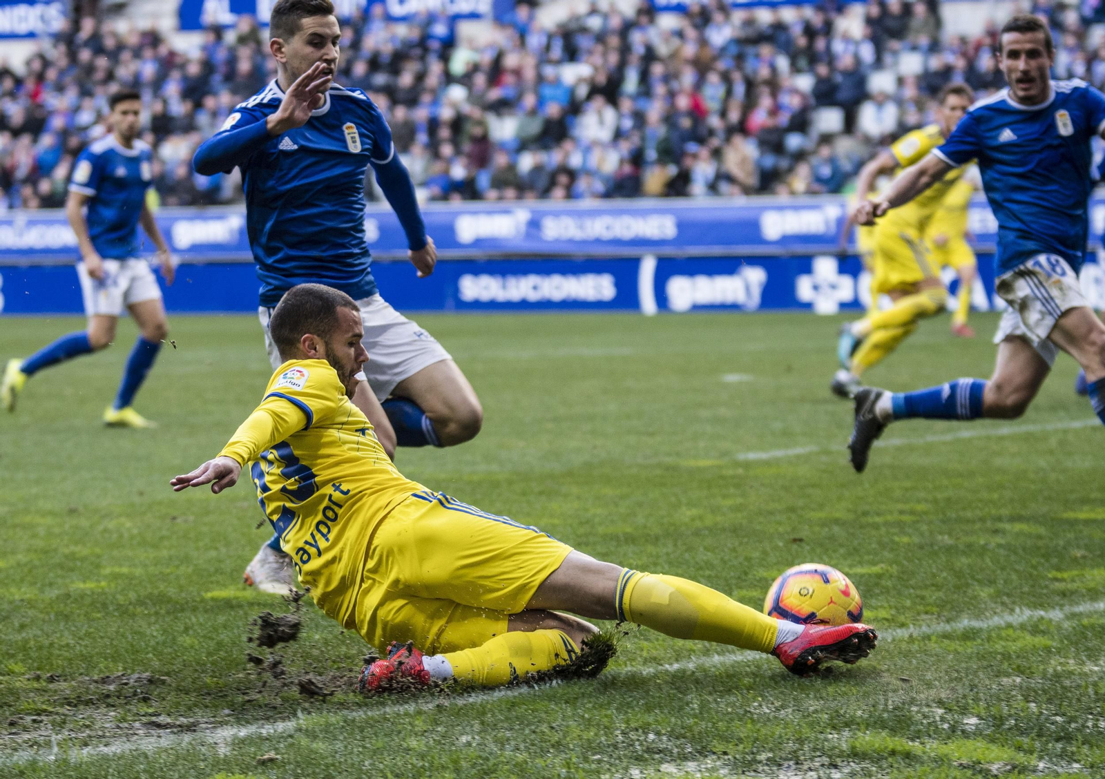 Aketxe se tira al suelo para intentar llegar al balón.