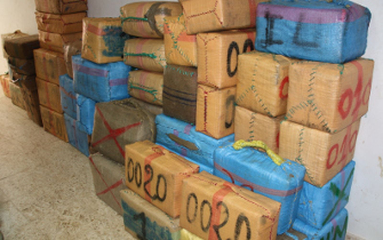 Decomisados 2.165 kilos de hachís en una playa de Tarifa