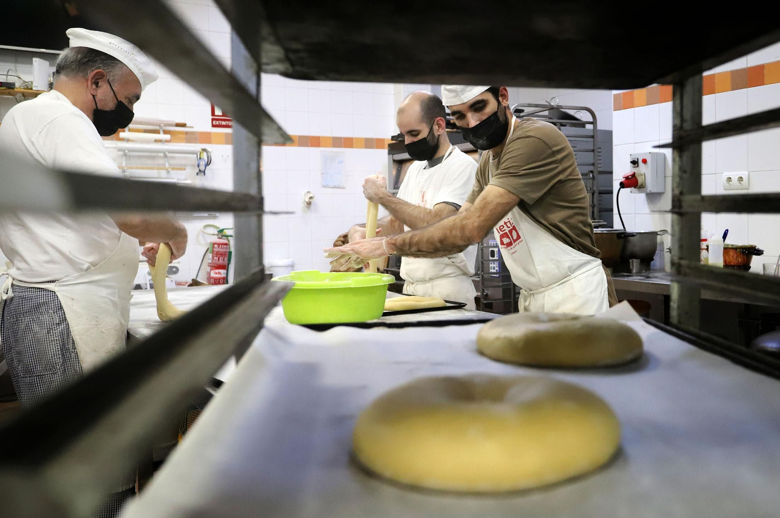 Imágenes de la elaboración del Roscón de Reyes en la Dulcería Nova Ruiz