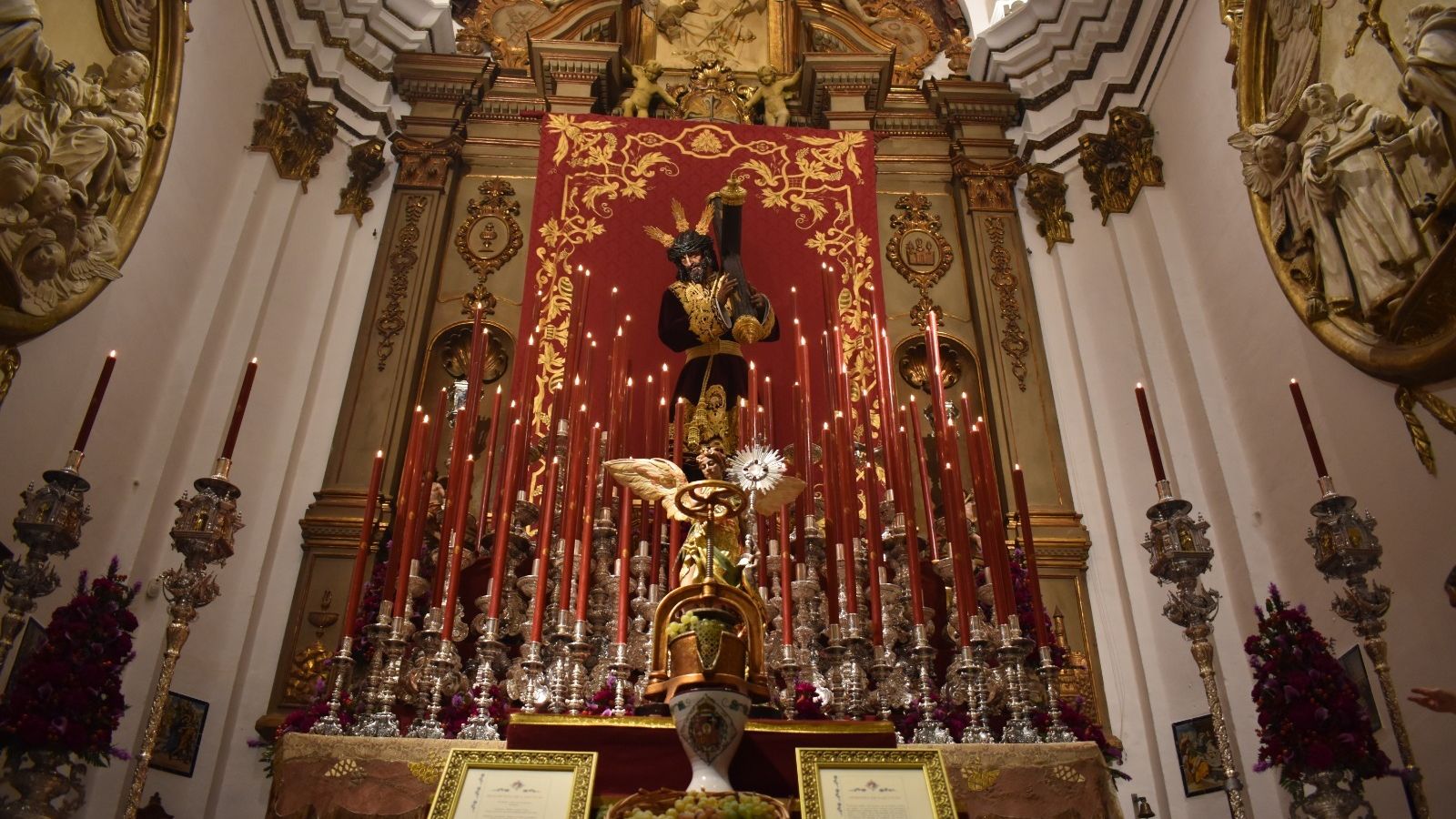 Nuestro Padre Jesús Nazareno de Viñeros en su altar efímero.