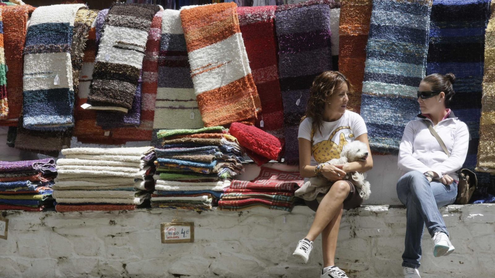 Una magen habitual en la localidad son las llamativas jarapas artesanales.