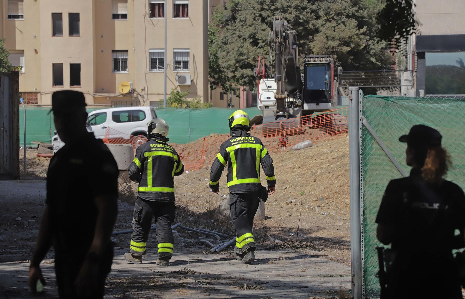 Fotos del escape de gas natural provocado por la rotura de una tubería en las obras anexas al hotel AC en Algeciras
