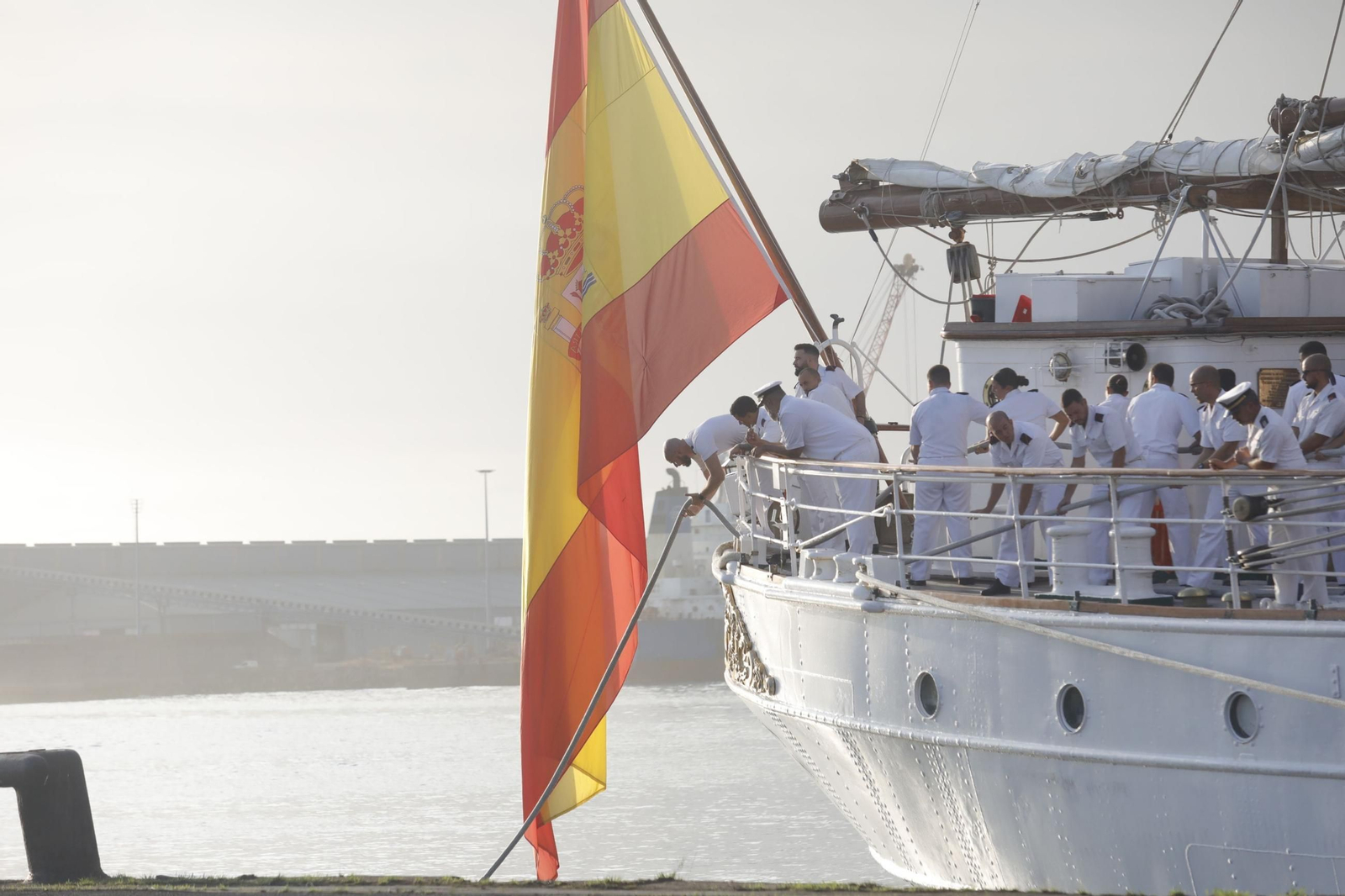 Las imágenes del 'Elcano' en su primera ciudad de vuelta a España, con la princesa Leonor a bordo