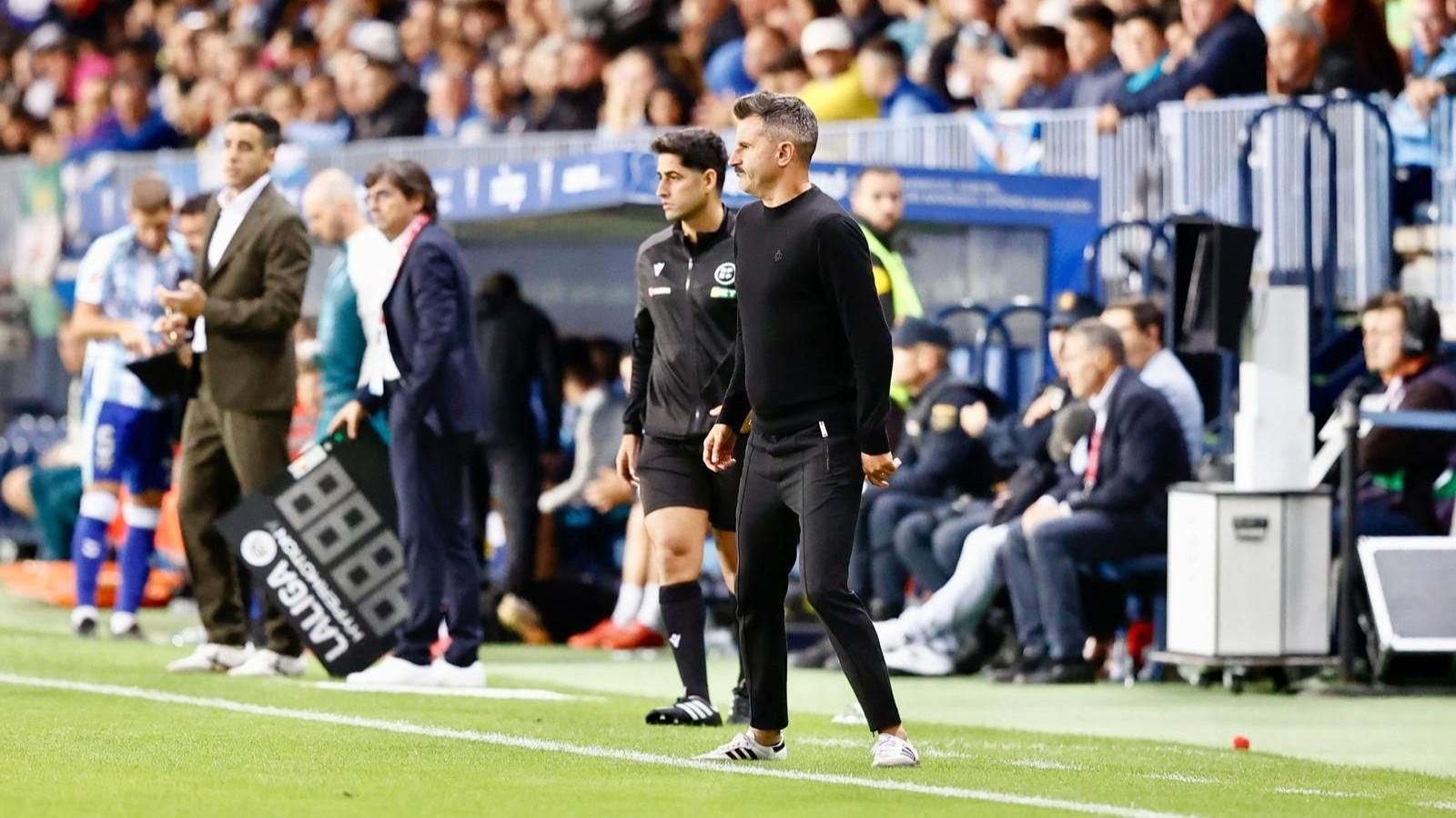 Iván Ania observa un lance del partido desde su zona técnica. Iván Ania observa un lance del partido desde su zona técnica.