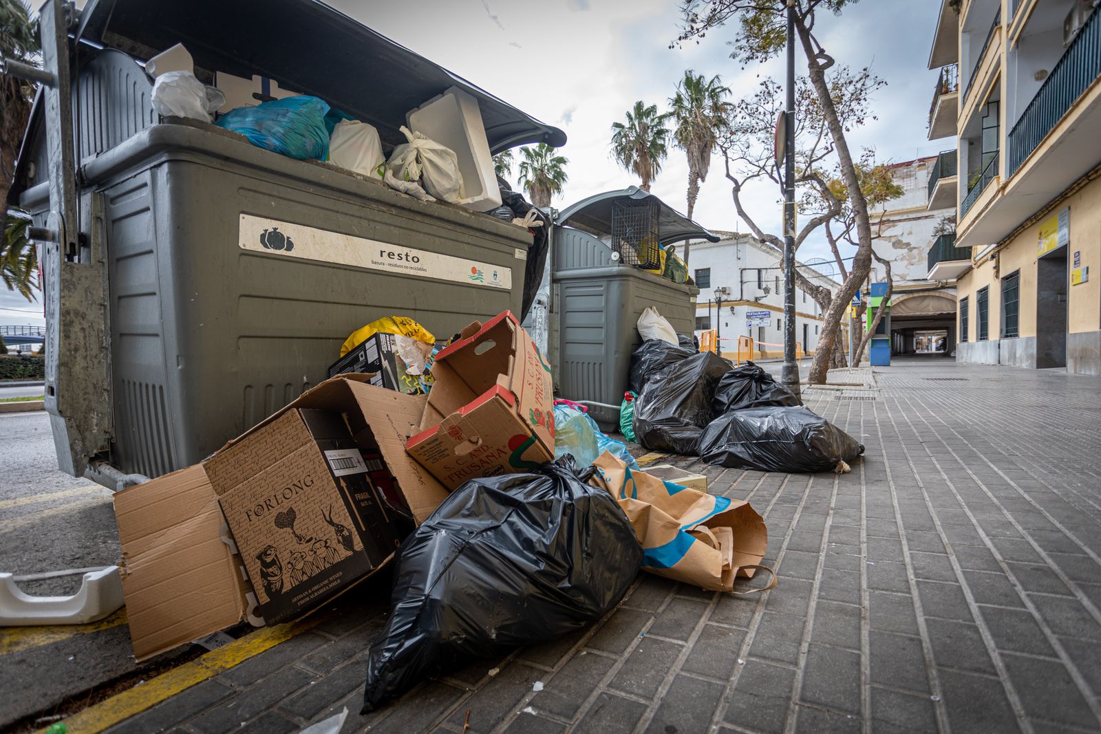 Así ha amanecido El Puerto este domingo con la huelga de basuras