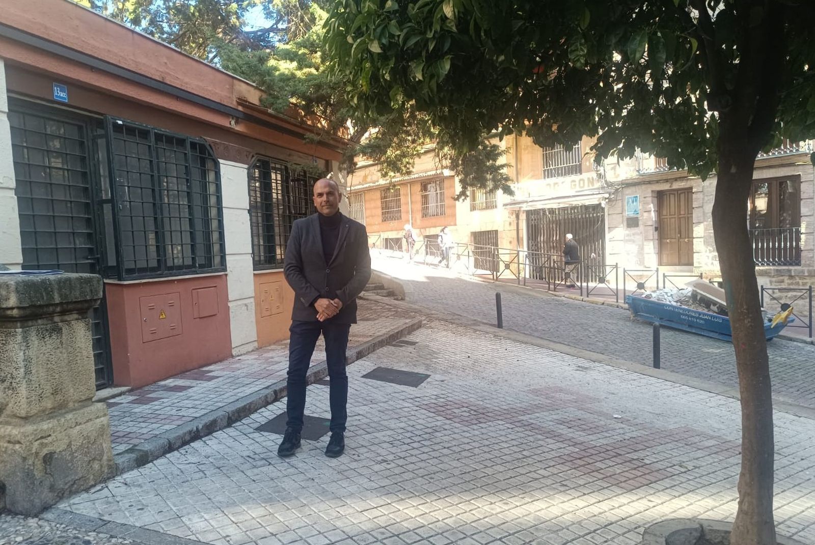 José María Cano Ayllón frente a los quioscos.