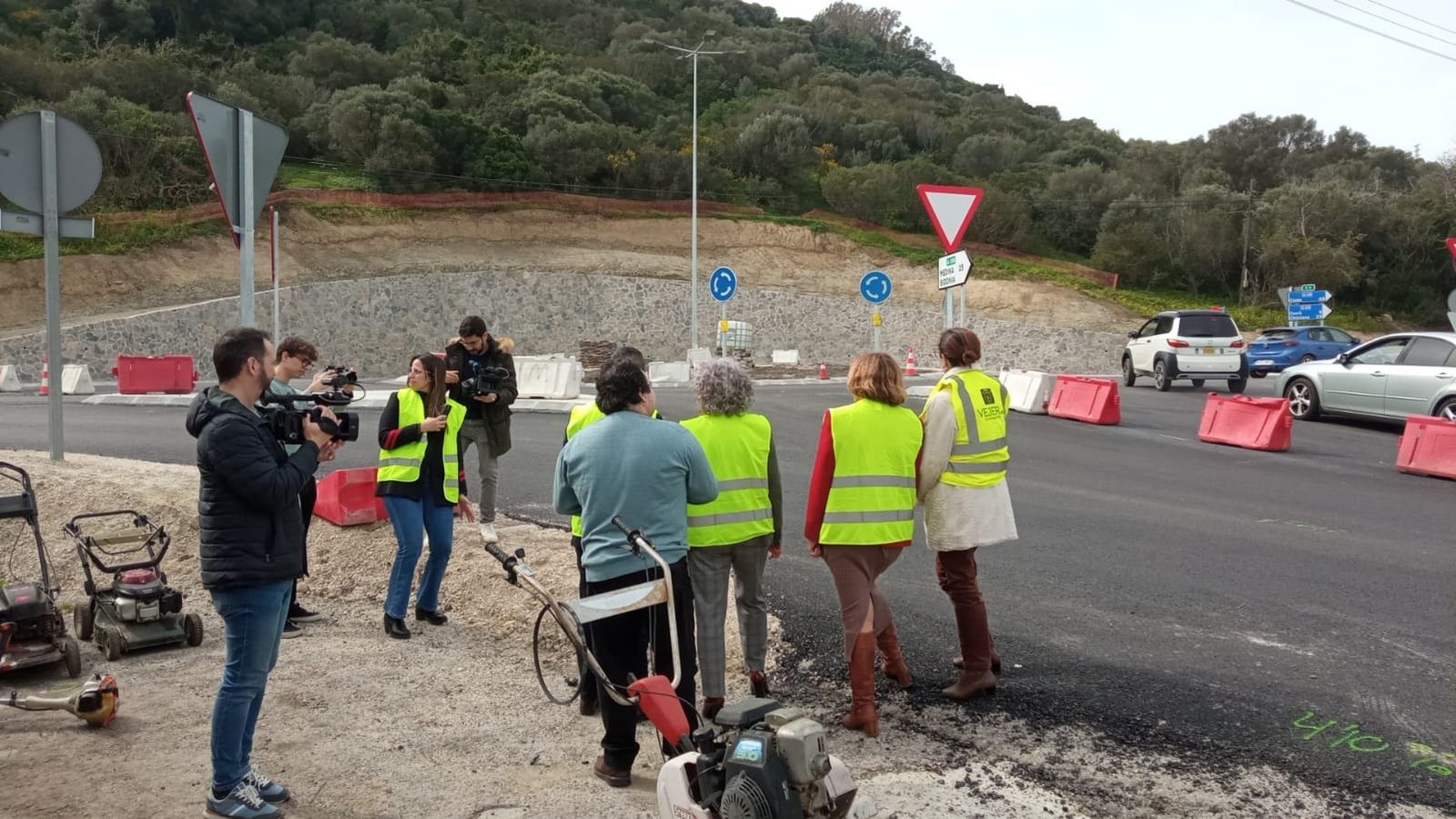 Antonio González y Blanca Flores durante la visita a las obras de una de las rotondas.