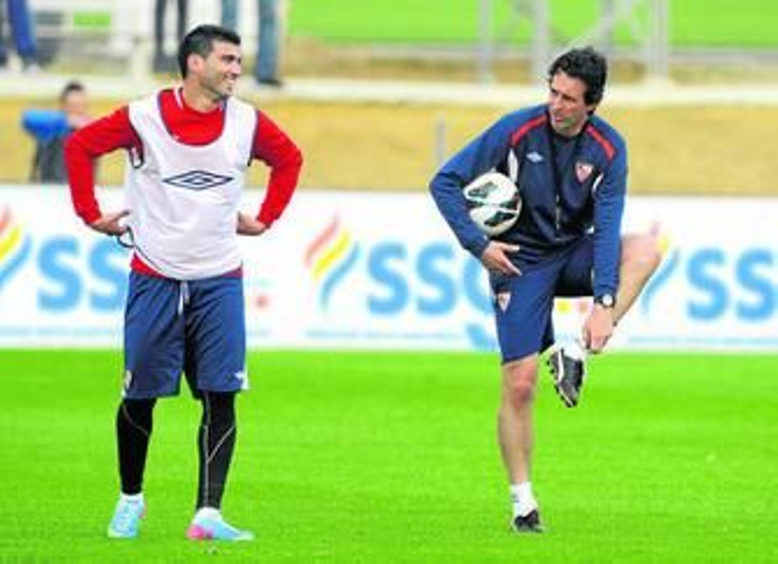 Reyes bromea con Emery mientras se coloca un peto en la ciudad deportiva.