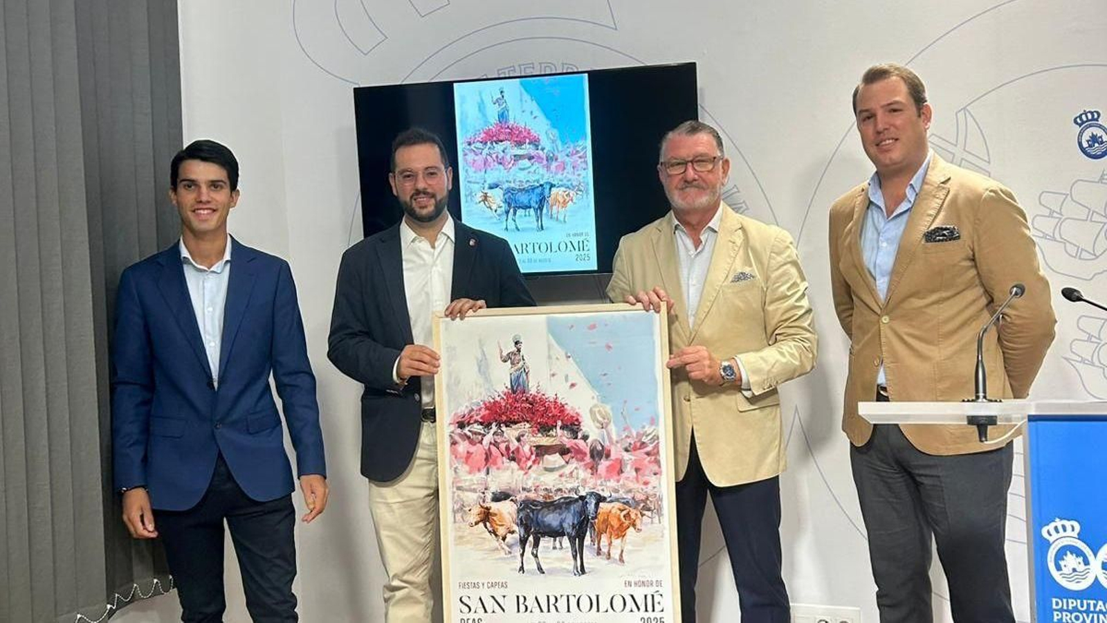 David Ramírez, José Leñero, José Manuel Zamora y Antonio José Rosillo con el cartel promocional de las fiestas.