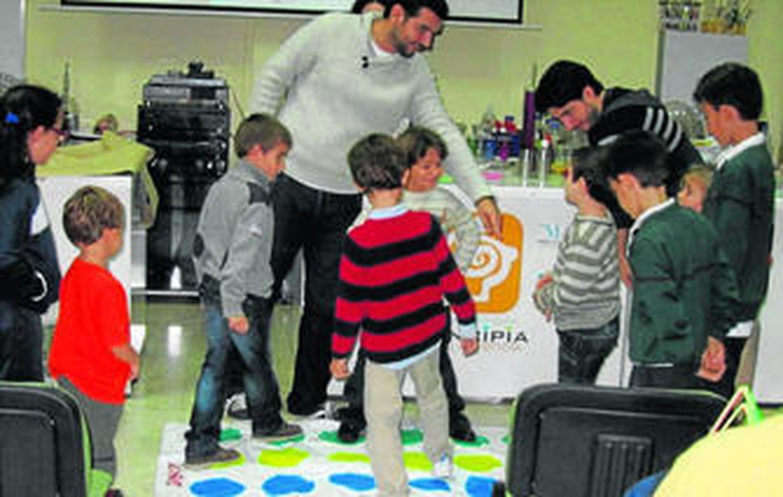 Niños en una de las actividades de la pasada Semana de la Ciencia en Principia.
