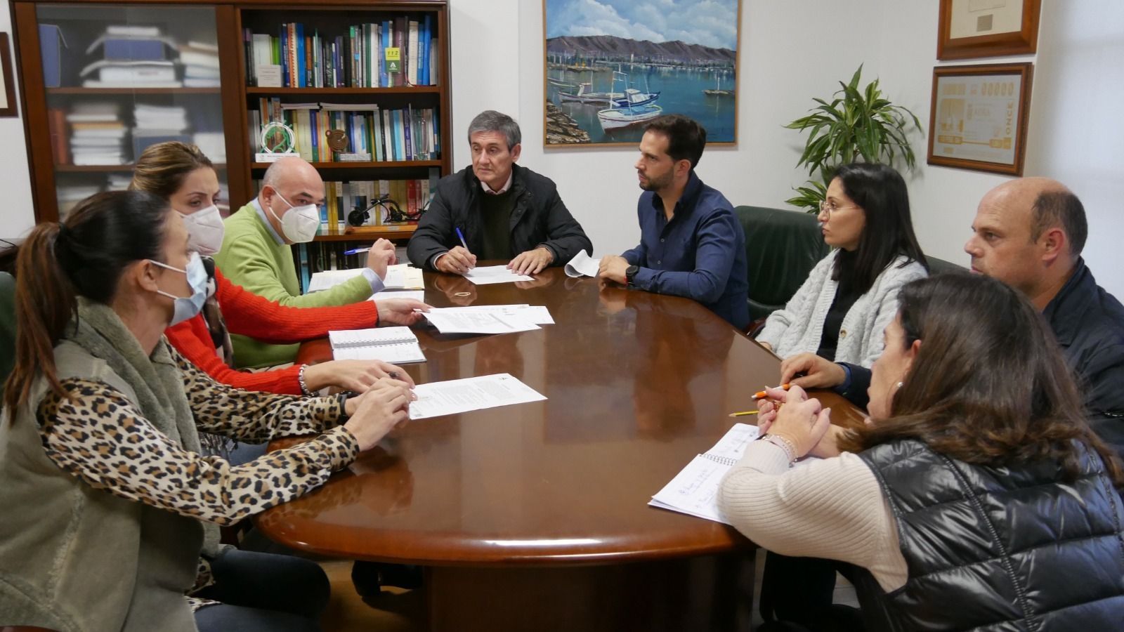 El equipo de Gobierno del Ayuntamiento de Adra, reunido.