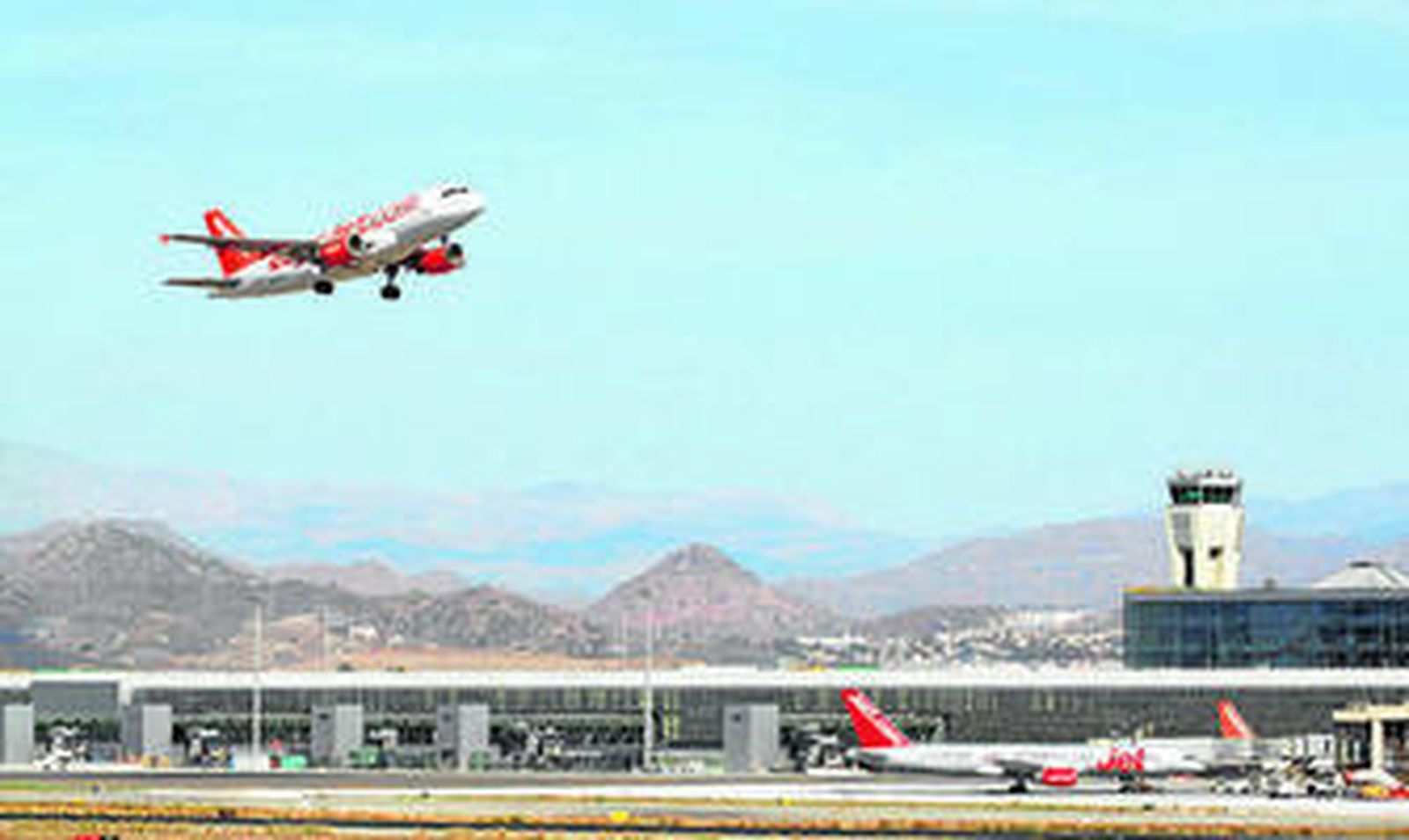 Un avión de Easyjet despegando.