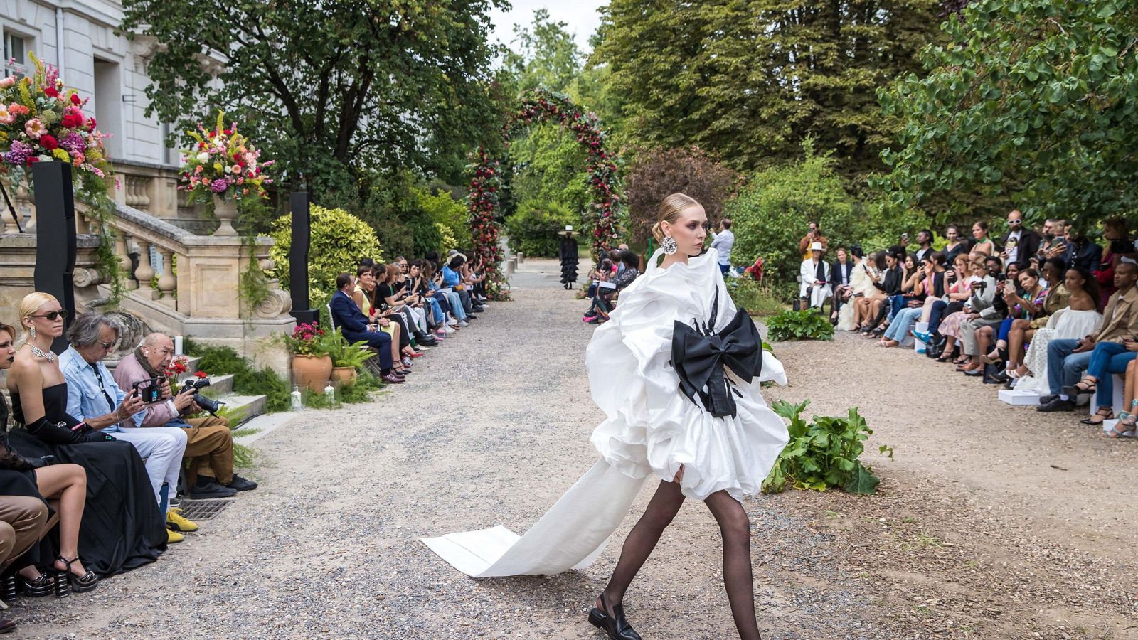 Una modelo desfila por los jardines que han acogido el pase.