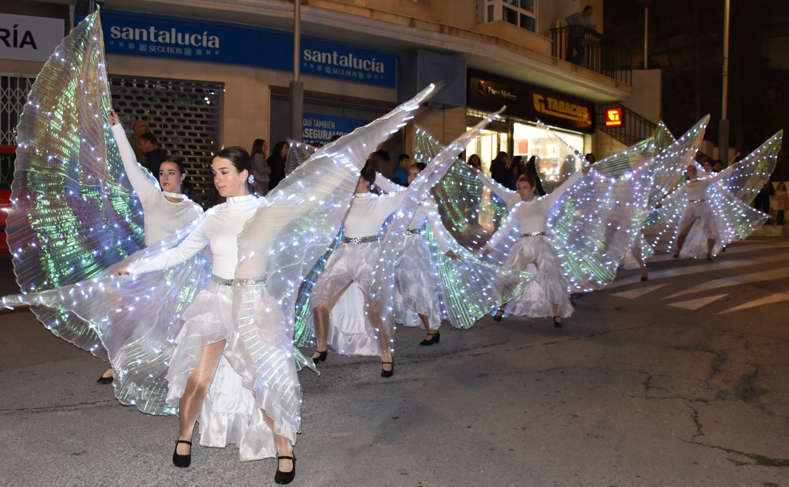 Macael desborda ilusión en la visita de los Reyes Magos: la cabalgata, en imágenes