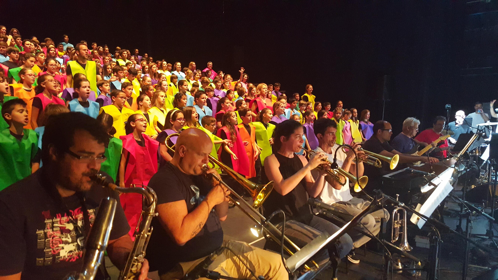Músicos y niños en el espectáculo de este año, 'La noche de las pesadillas'.