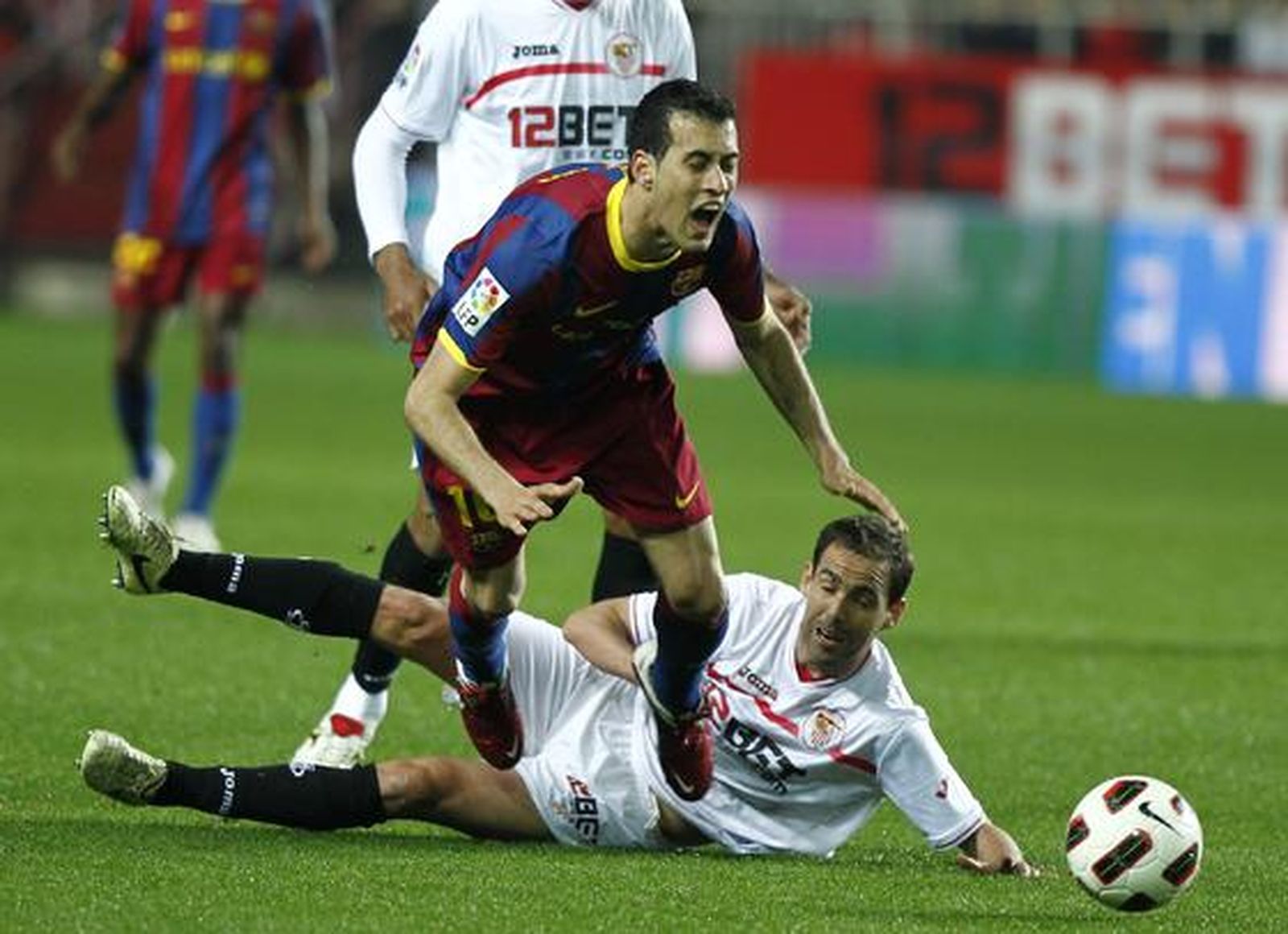 El Sevilla consigue sacar un punto ante el Barcelona en el Sánchez Pizjuán. / Antonio Pizarro