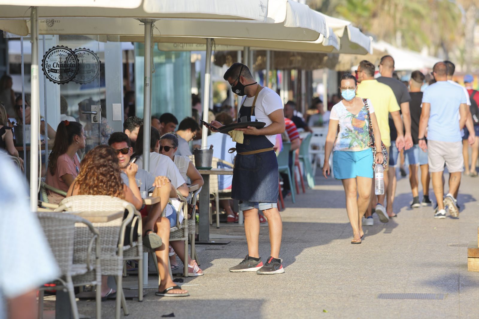 Así se está viviendo el verano del coronavirus en Pedregalejo. Fotos al atardecer