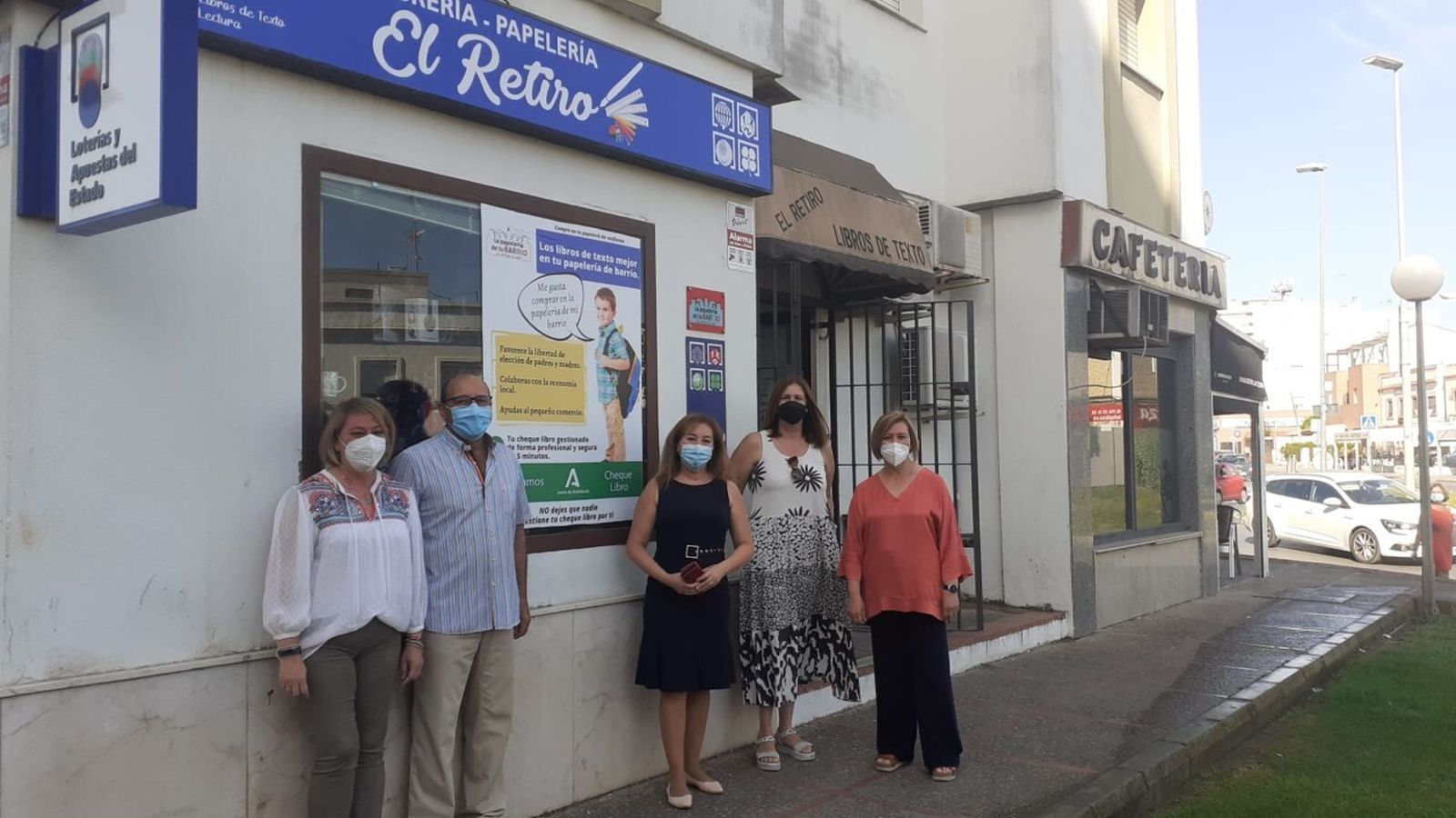 Miembros de la asociación con la delegada Isabel Gallardo