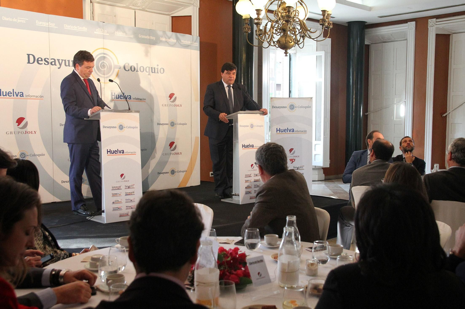 El alcalde, Gabriel Cruz, responde a las preguntas del director de Huelva Información, Luis Pérez-Bustamante, durante el desayuno informativo organizado por el periódico en la Casa Colón.