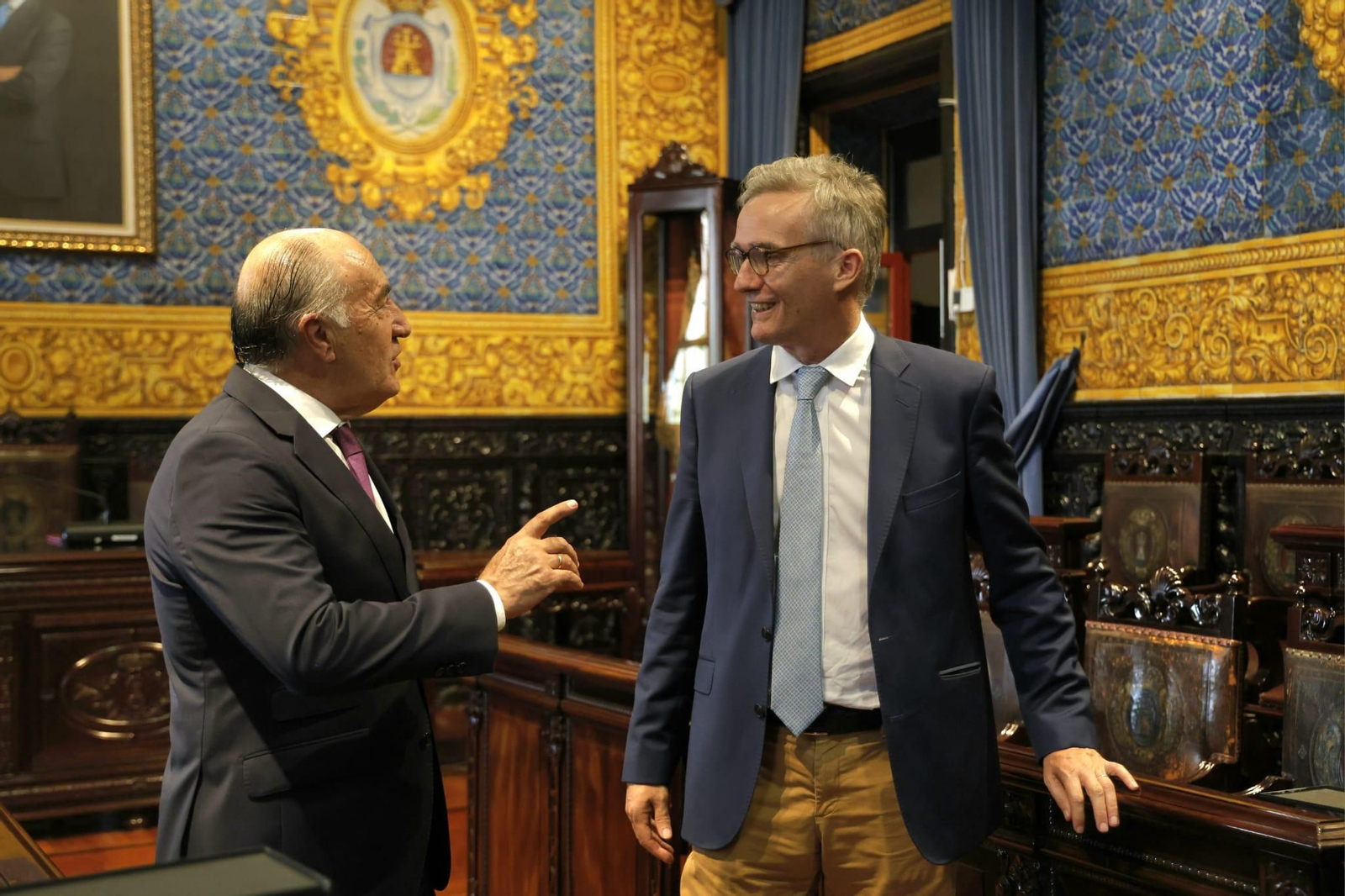 El embajador británico en España, Alex Ellis, en el Ayuntamiento de Algeciras junto a Landaluce.