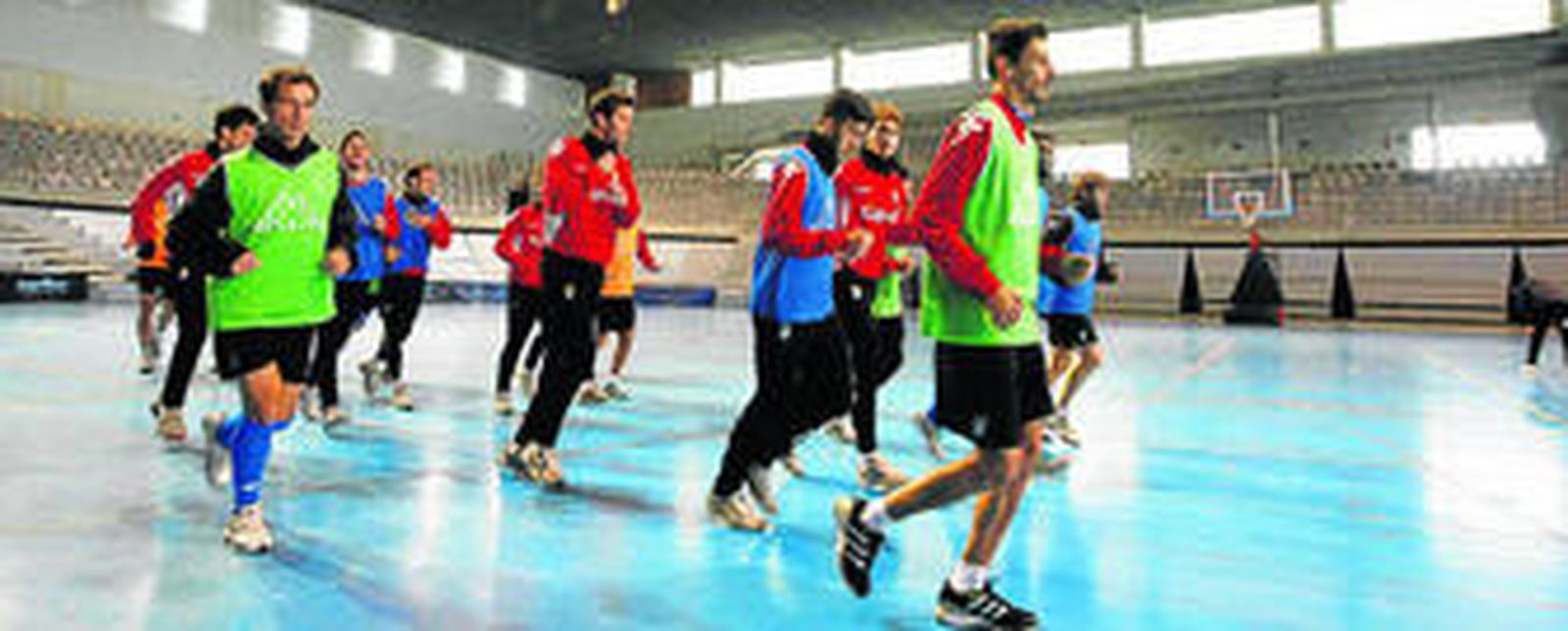 De izquierda a derecha, David Prieto, Bruno Herrero, Álvaro Rey, Tato, Marcos, Toni, Bicho, Lucas Porcar, Redondo, Emaná y Mendoza, correteando ayer en el Palacio de Deportes.