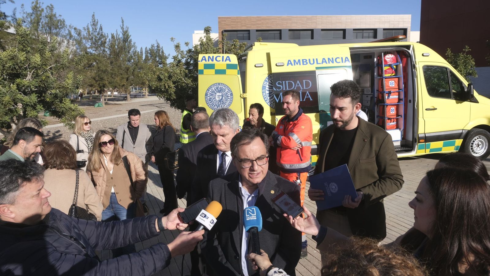 La Facultad de Ciencias de la Salud de la UAL suma a sus instalaciones una ambulancia didáctica