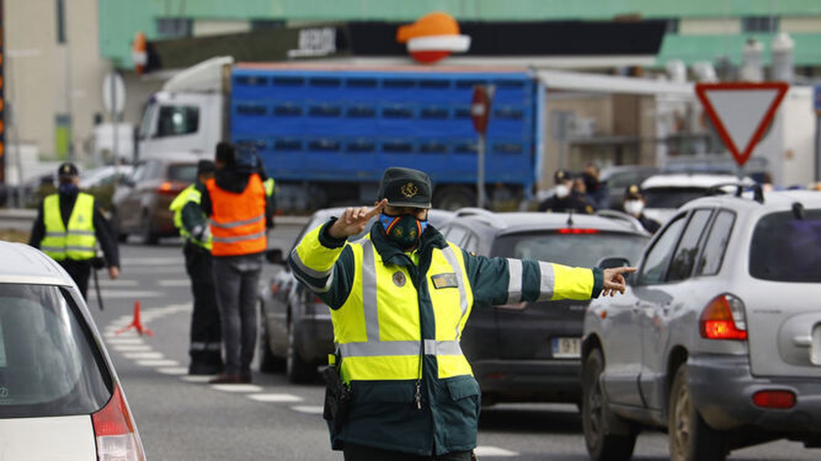 Un guardia civil, durante un control en Córdoba.