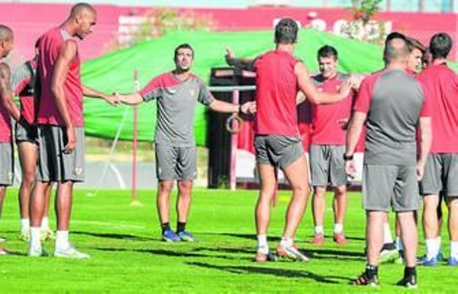 Juan Carlos Carcedo, de frente, se dirige al grupo, vigilado por Dimitri Cheryshev, de espaldas.