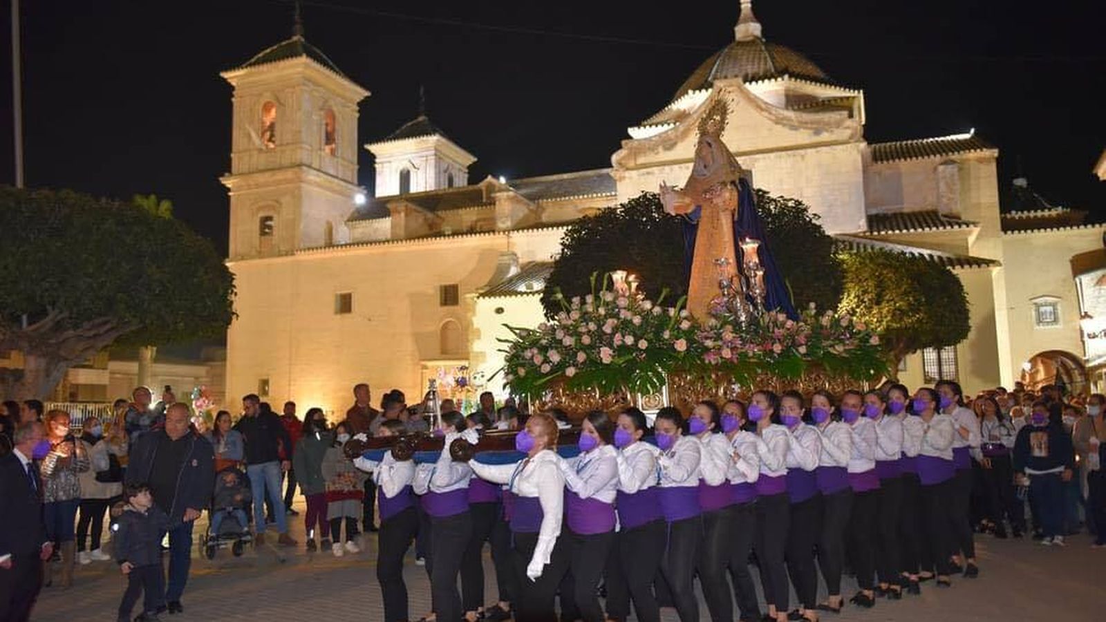 La Virgen de la Amargura este Lunes Santo por las calles de Huércal-Overa.